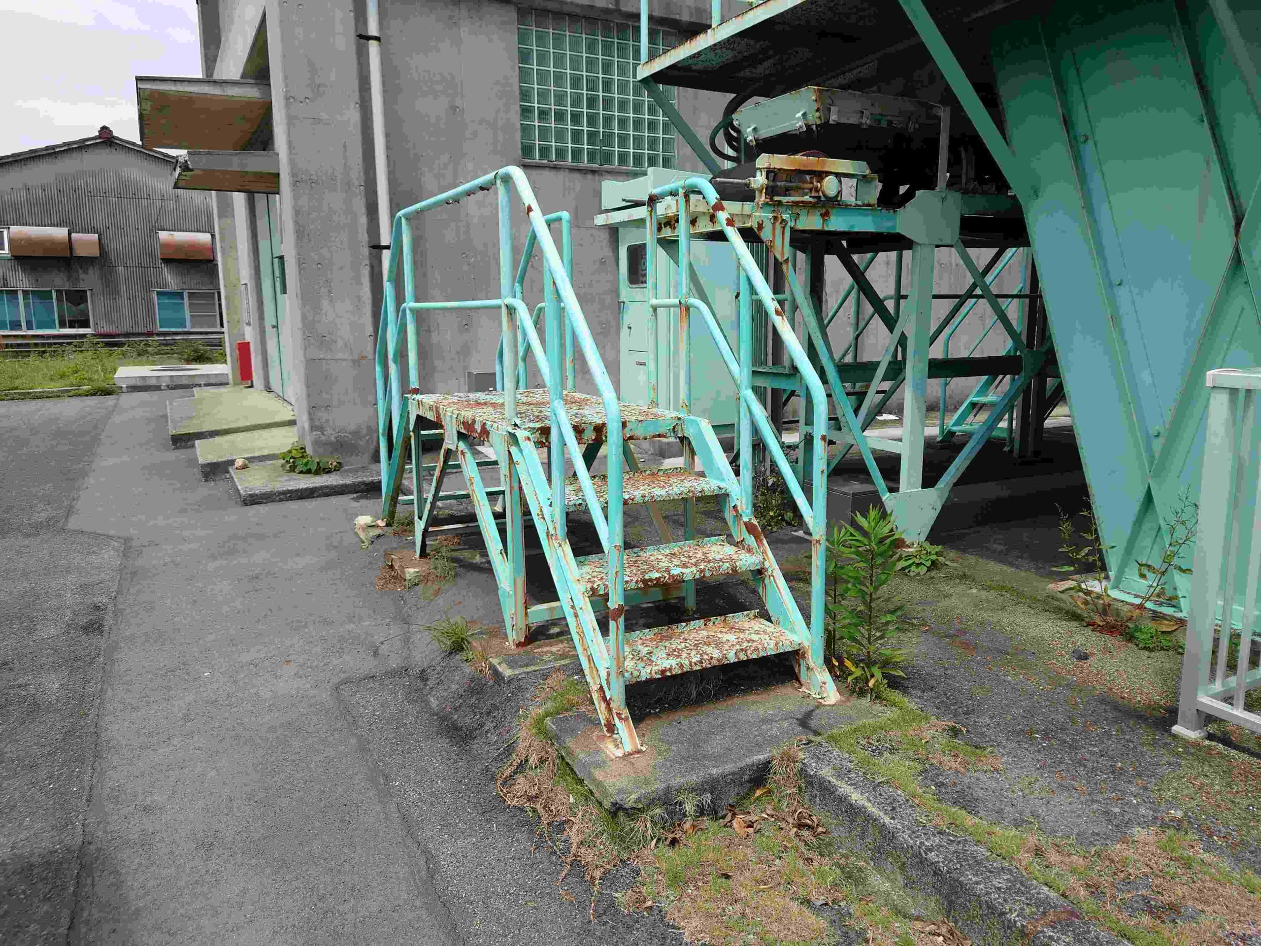鉄骨階段が錆びていたので錆止め塗替えをしました | 西島塗装｜熊本県